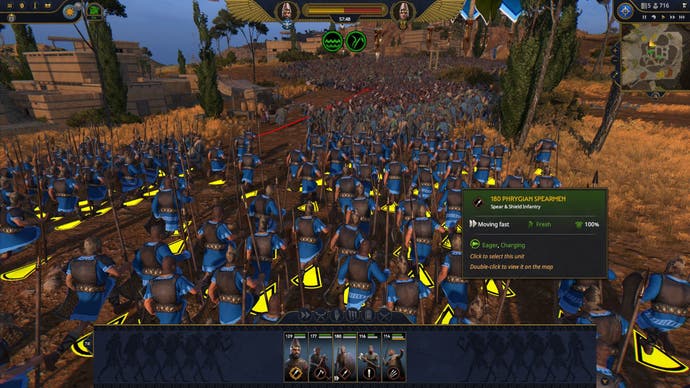 In Total War: Pharaoh greift eine Einheit Speerkämpfer den Feind an.