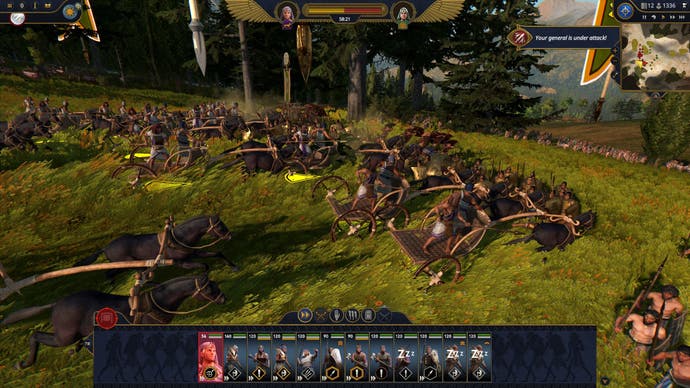 In Total War: Pharaoh stürmt eine Streitwageneinheit auf den Feind zu.