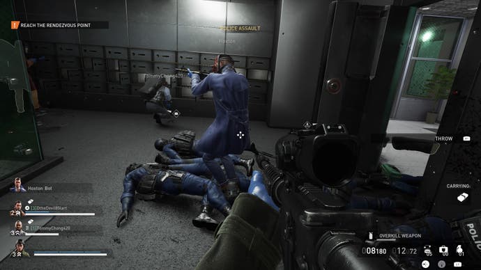 Die Spieler beobachten, wie zwei Räuber die Schlösser von Dutzenden Bankschließfächern knacken.  Leichen verstorbener Polizisten liegen verstreut auf dem Boden.