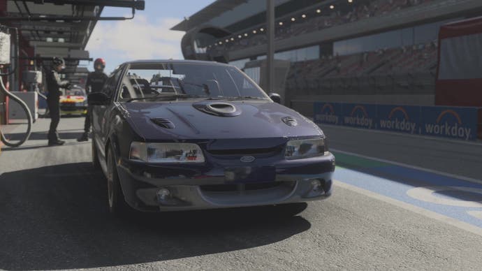 Forza Motorsport-Screenshot, der einen 1992er Ford Falcon GT in Marineblau zeigt, wie er an der Box steht und auf das Rennen wartet.