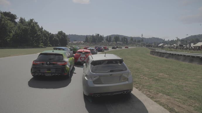 Screenshot von Forza Motorsport, der einen Strom von Autos zeigt, die in einer Kurve langsamer werden, mit Bäumen im Hintergrund.
