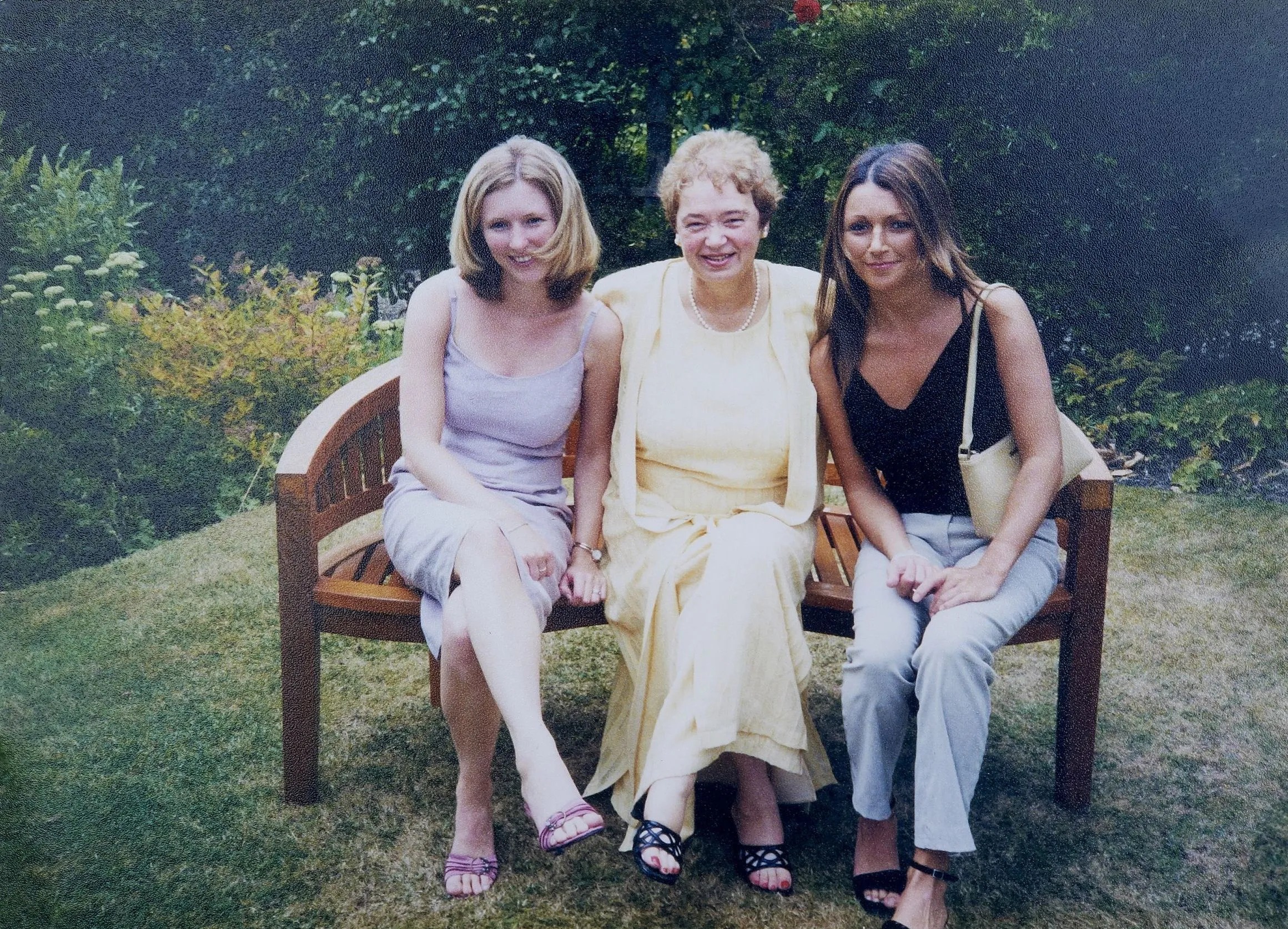 Joan (Mitte) mit ihren beiden Töchtern Ali (links) und Claudia auf Claudias 30. Geburtstagsfeier