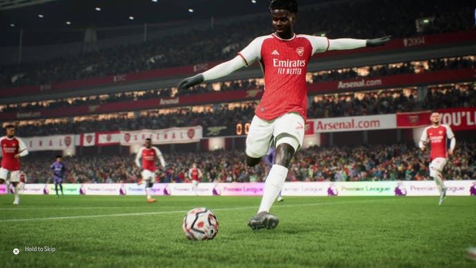 Screenshot von EA Sports FC 24, der Saka, einen Arsenal-Spieler, zeigt, der gerade dabei ist, den Ball zu schlagen.