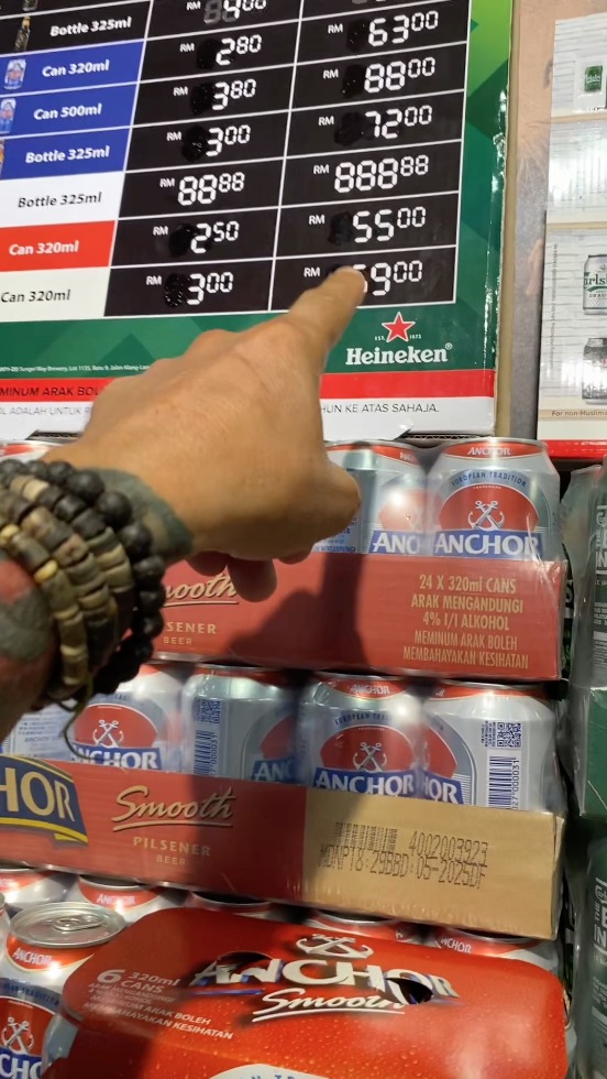 Greg zeigt die niedrigen Alkoholpreise in einem Supermarkt in Malaysia