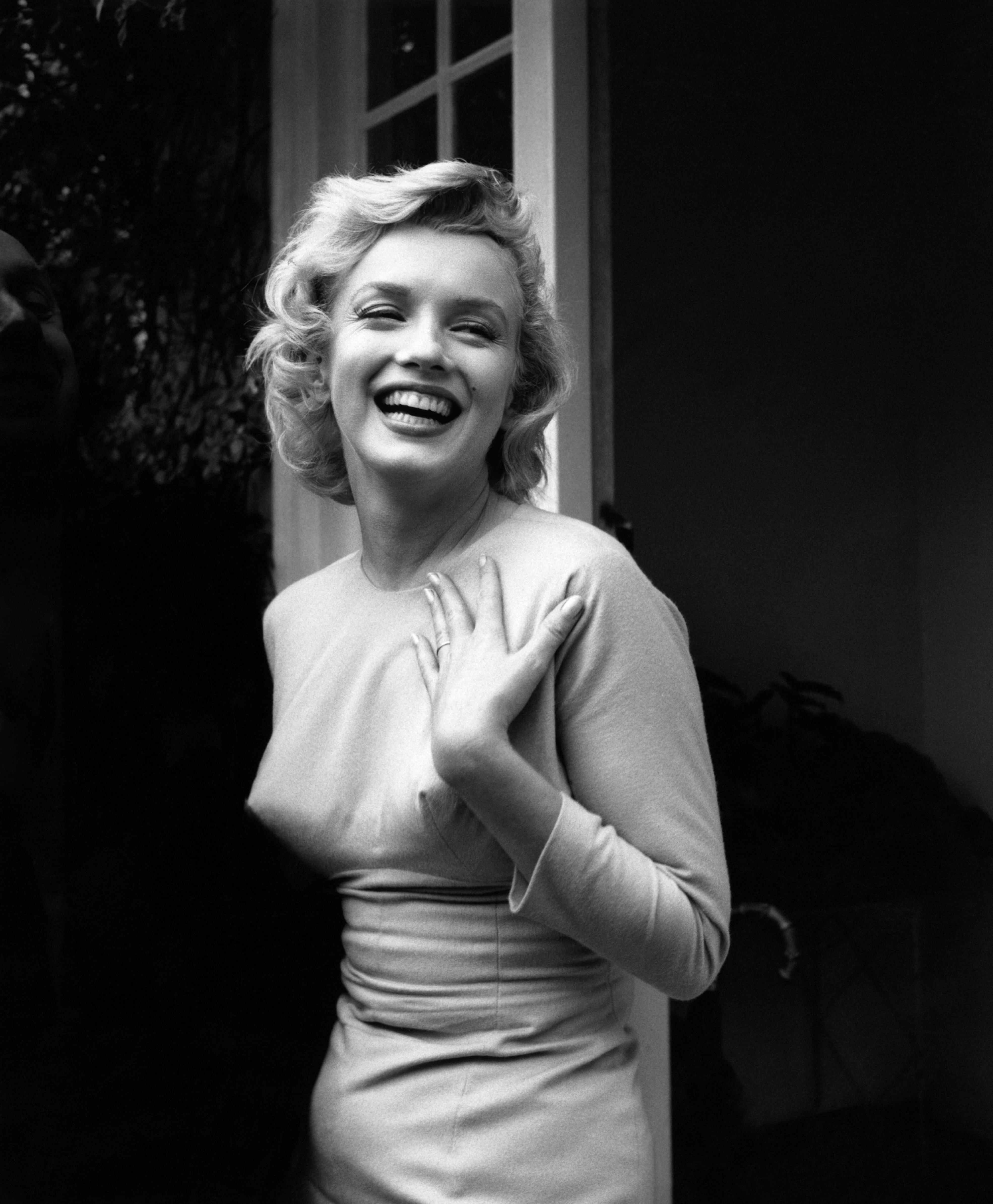 Ikone Marilyn Monroe in den 1950er Jahren in der spitzen Formtasse.