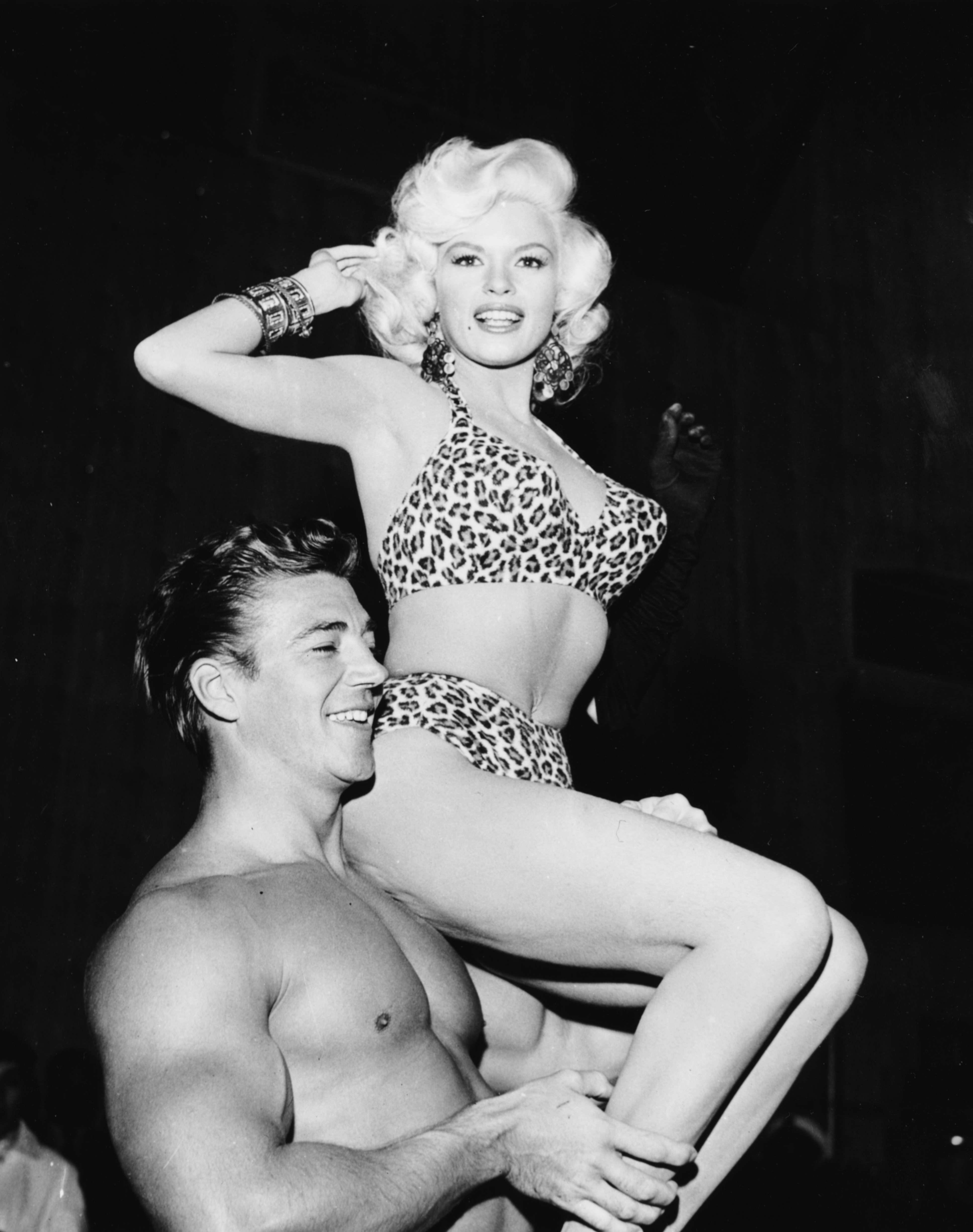 Die Schauspielerin Jayne Mansfield trägt 1956 einen Bikini mit Leopardenmuster in der charakteristischen Form.