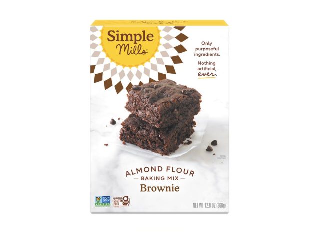 Schachtel mit Simple Mills Brownie-Mix auf weißem Hintergrund