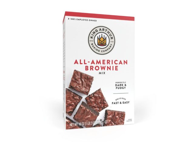 Schachtel Brownie-Mix auf weißem Hintergrund