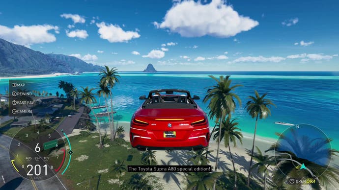 Der Crew Motorfest-Screenshot zeigt denselben roten BMW Z4 von früher, nur dass er jetzt durch die Luft fliegt, nachdem er sich gerade von einem Flugzeug verwandelt hat.