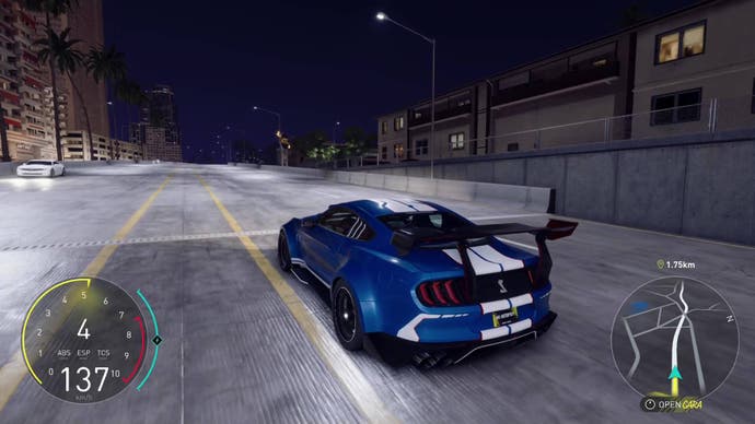 Der Screenshot vom Crew Motorfest zeigt eine Shelby Cobra mit einem riesigen Spoiler, die nachts unterwegs ist.