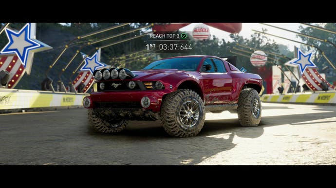 Der Screenshot vom Crew Motorfest zeigt eine Nahaufnahme eines mit Schlamm bespritzten Ford Mustang Monster-Truck-Hybrid-Monsters.