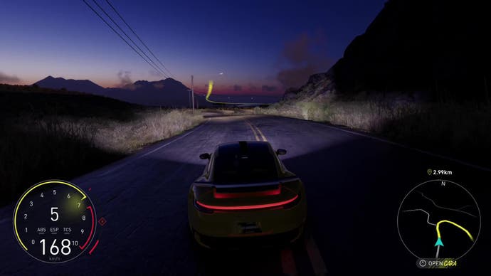 Der Screenshot vom Crew Motorfest zeigt einen gelben Porsche auf einer Autobahn in der Dämmerung.