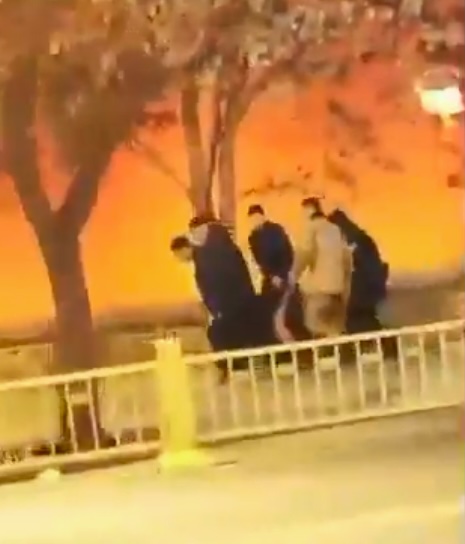 Ein Video zeigt, wie der Mann vom Sicherheitsteam über den Bürgersteig getragen wird