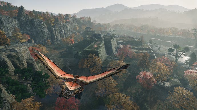 Offizieller Screenshot von „Rise of the Ronin“, der das Stück beim Gleitschirmfliegen über dem Wald zeigt