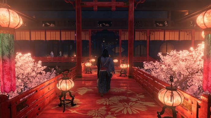 Der offizielle Screenshot von „Rise of the Ronin“ zeigt den Spieler, der auf den Eingang eines leuchtend roten und rosafarbenen traditionellen japanischen Gebäudes zugeht