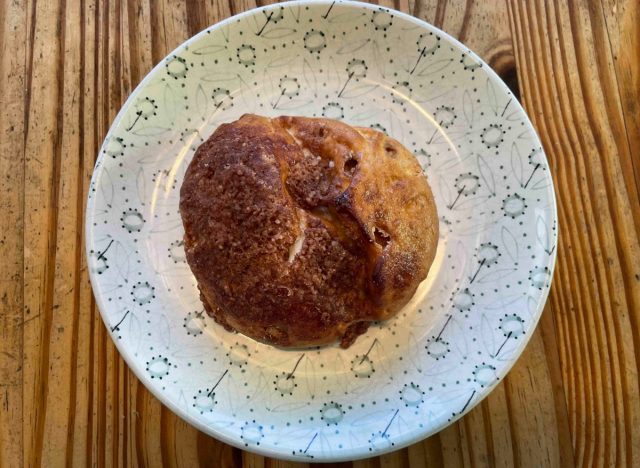 Ein Panera-Zimt-Crunch-Bagel auf einem bedruckten Teller. 