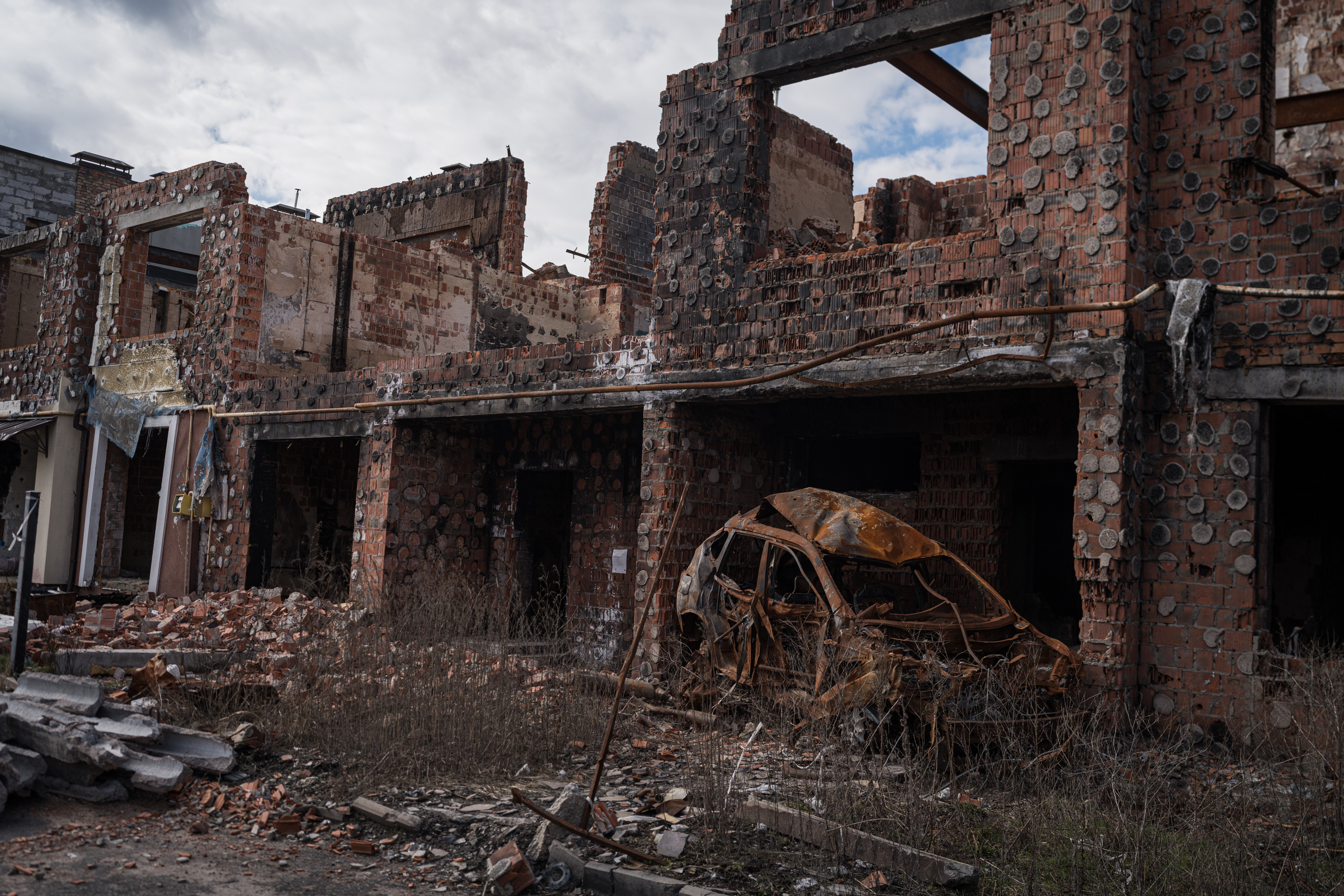Die Trümmer von Häusern und Gebäuden, die durch die russischen Angriffe in Irpin, Ukraine, zerstört wurden