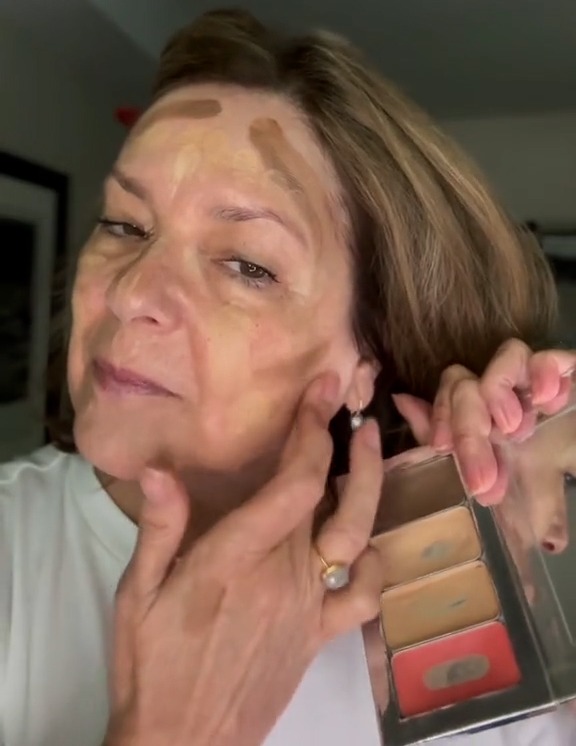 Sie verwendete Creme-Make-up, um ein ganz natürliches und jünger aussehendes Aussehen zu erzielen