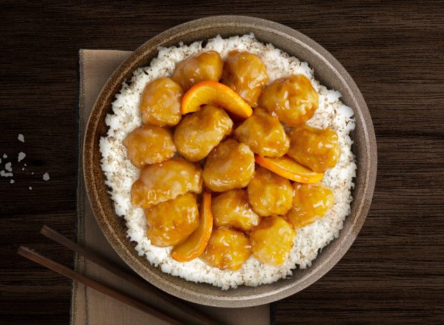 Pei Wei Orangenhähnchen über Reis auf einem Teller.