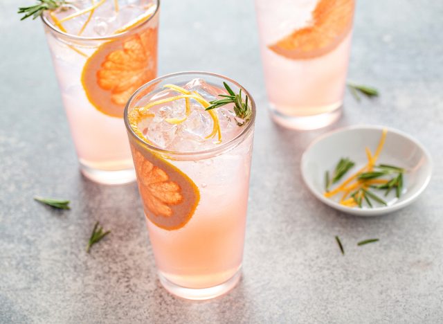 Fruchtige rosa-orangefarbene Mocktails in Gläsern