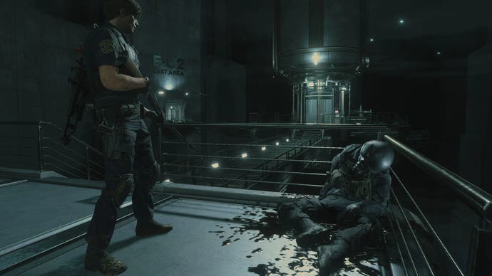 Leon steht im Resident Evil 2 Remake-Mod mit fester Kamera über einem blutenden Soldaten mit Helm
