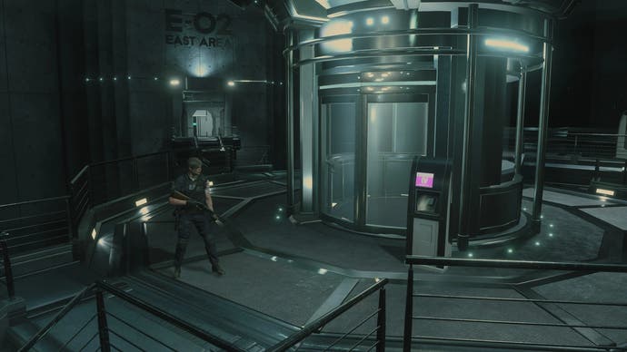 Leon steht in einer Biotech-Anlage im Resident Evil 2 Remake-Mod mit fester Kamera