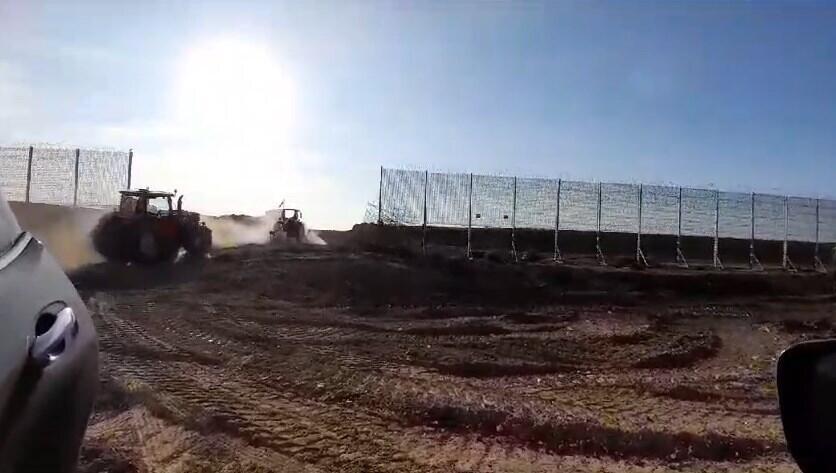 Dies ist ein Screenshot eines Videos, das zeigt, wie Traktoren eine der beiden Metallbarrieren überqueren, die Israel vom Gazastreifen trennen.  Das Video wurde am 22. Februar gedreht.