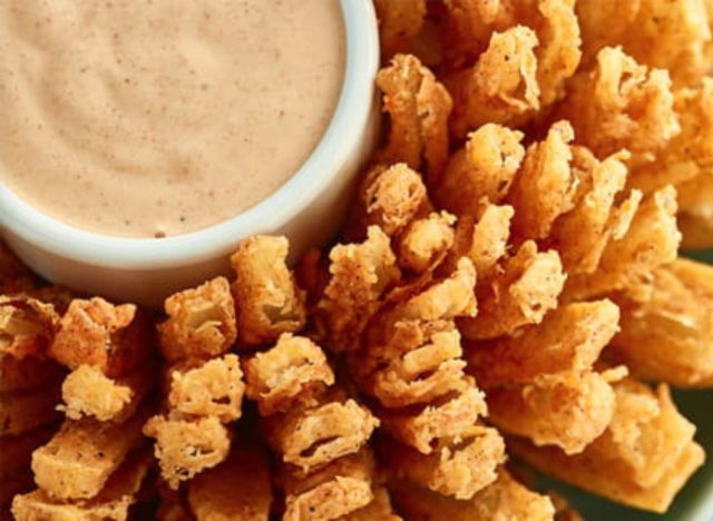 Teller mit Outback Bloomin‘ Onion mit Soße
