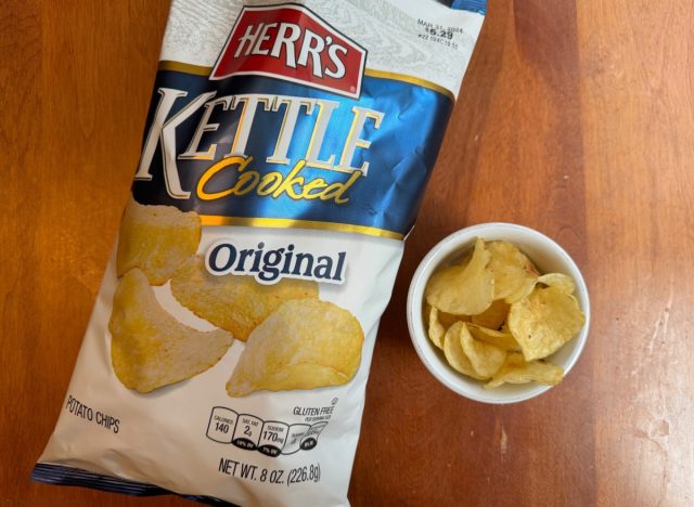 Hers Kettle Chips in einer Tüte und einer Schüssel.