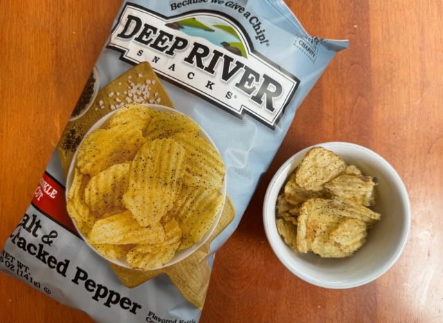 Deep River Chips in einer Tüte und einer Schüssel auf einem Tisch. 