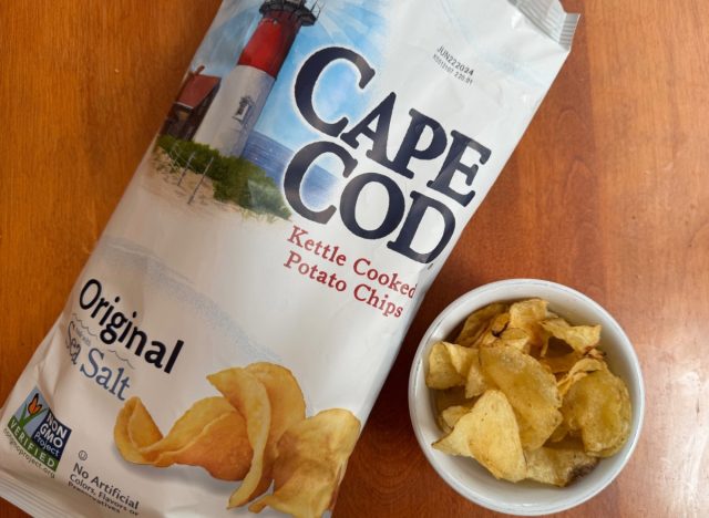 Cape Cod Chips in einer Tüte und einer Schüssel.