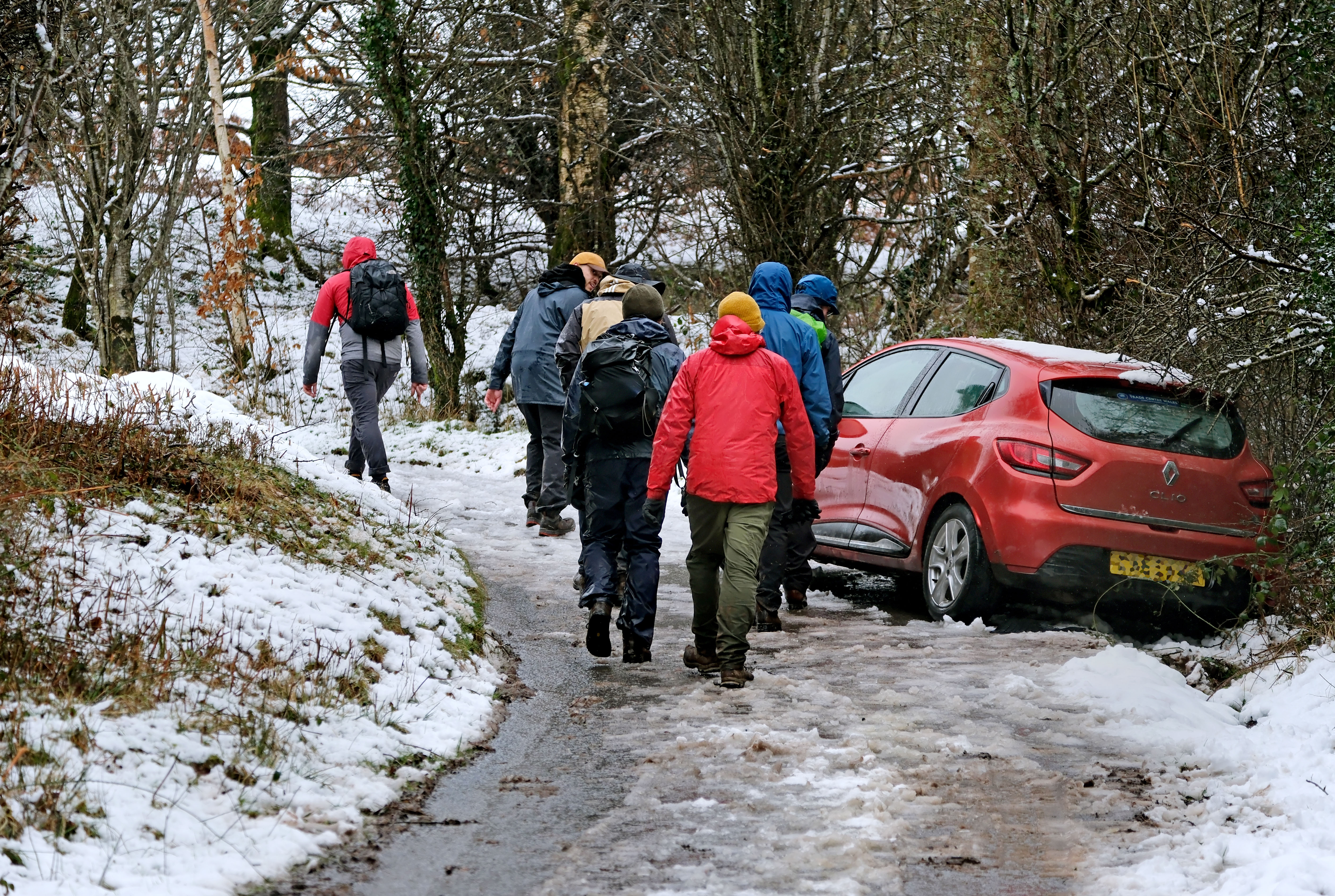 Spaziergänger kamen an einem verlassenen Auto vorbei, als am selben Tag starker Schneefall auf dem Black Hill im Süden von Herefordshire fiel