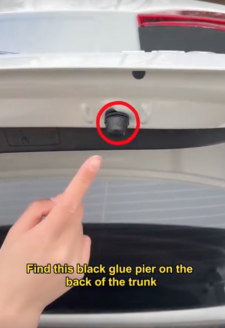 Um den Spalt zwischen dem Kofferraumdeckel und der Karosserie des Fahrzeugs zu verringern, drehen Sie diesen Knopf einfach gegen den Uhrzeigersinn