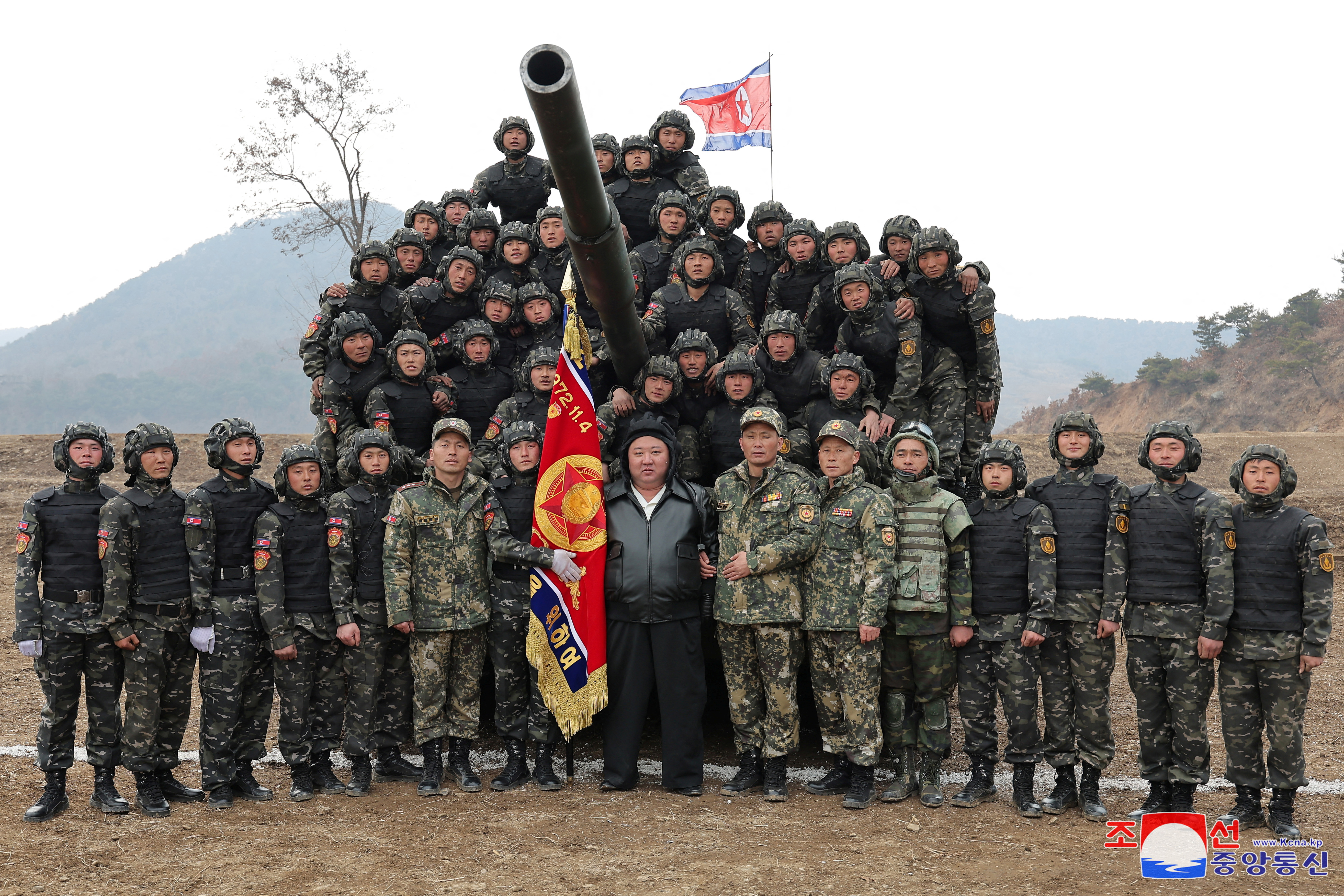 Diktator Kim posiert mit seinen Truppen während der Übungen