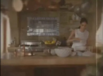 Das Filmmaterial zur Markteinführung zeigt, wie Meghan in der Küche beschäftigt ist