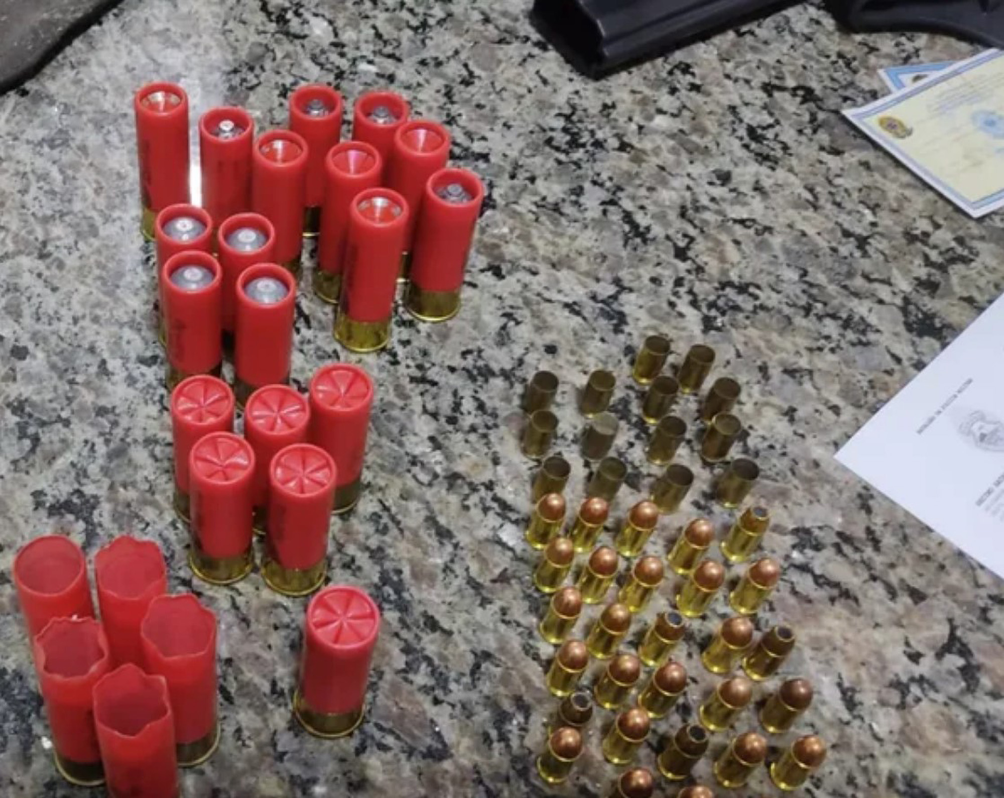 Polizisten fanden im Haus des Verdächtigen in Brasilien eine Schrotflinte, Munition und eine .380-Pistole
