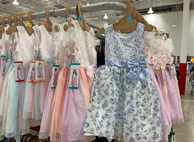 Frühlingskleider für Kinder von Jona Michelle werden in einem Costco-Lager ausgestellt