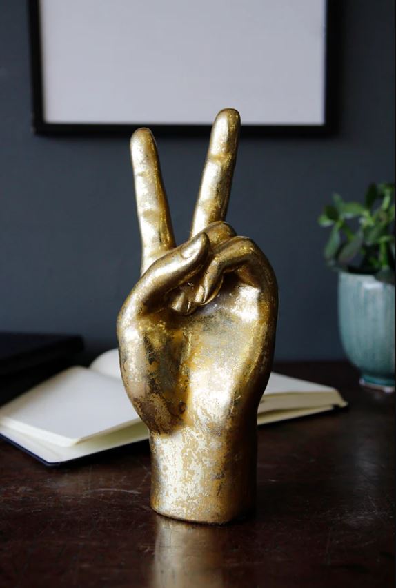 Dieses Peace-Hand-Ornament von rockettstgeorge.co.uk kostet 24 £