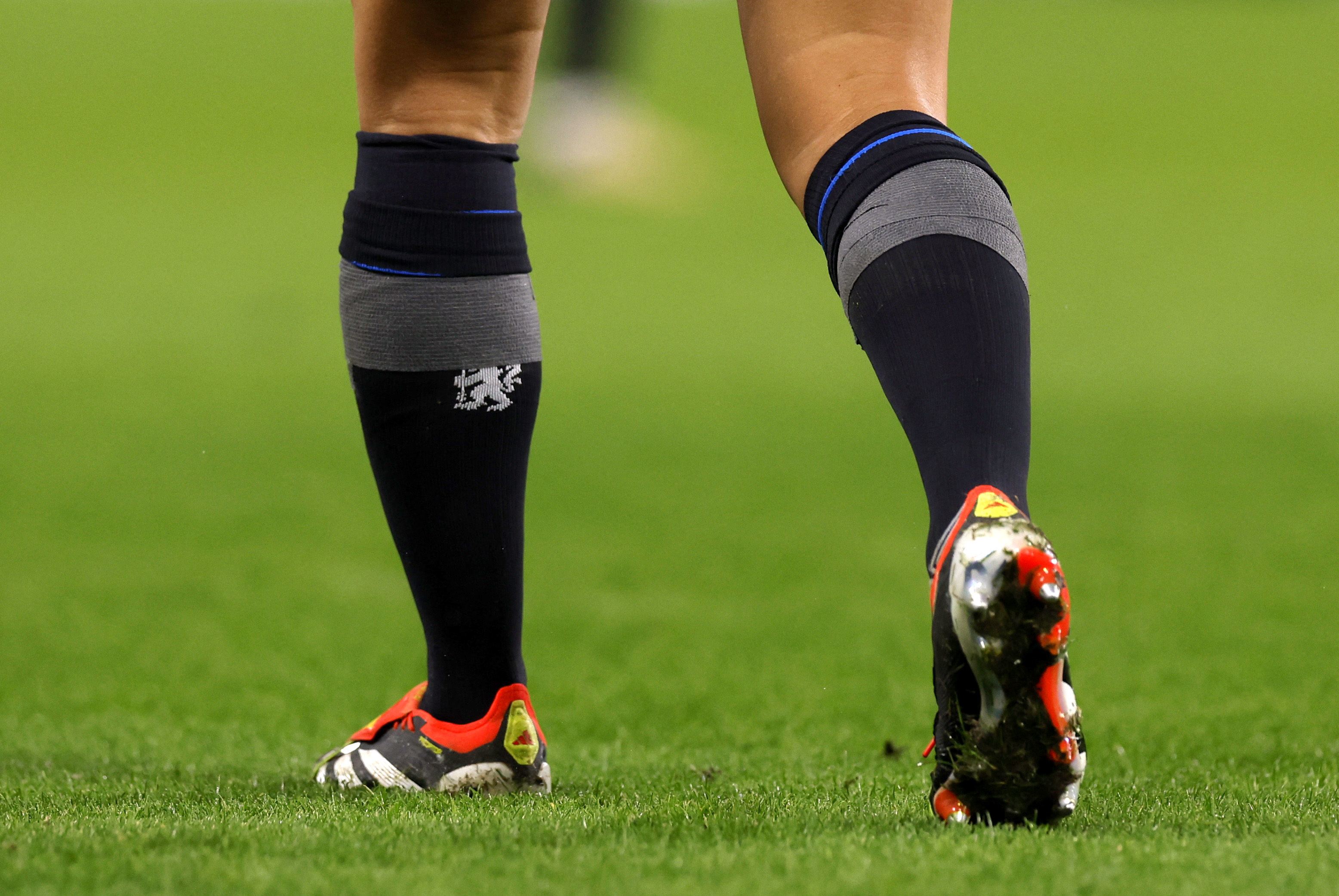 Ein Farbkonflikt zwischen den Sockenfarben der Rivalen führte dazu, dass die Gunners Socken tragen mussten, die sie im Clubladen der Blues an der Stamford Bridge bezogen hatten