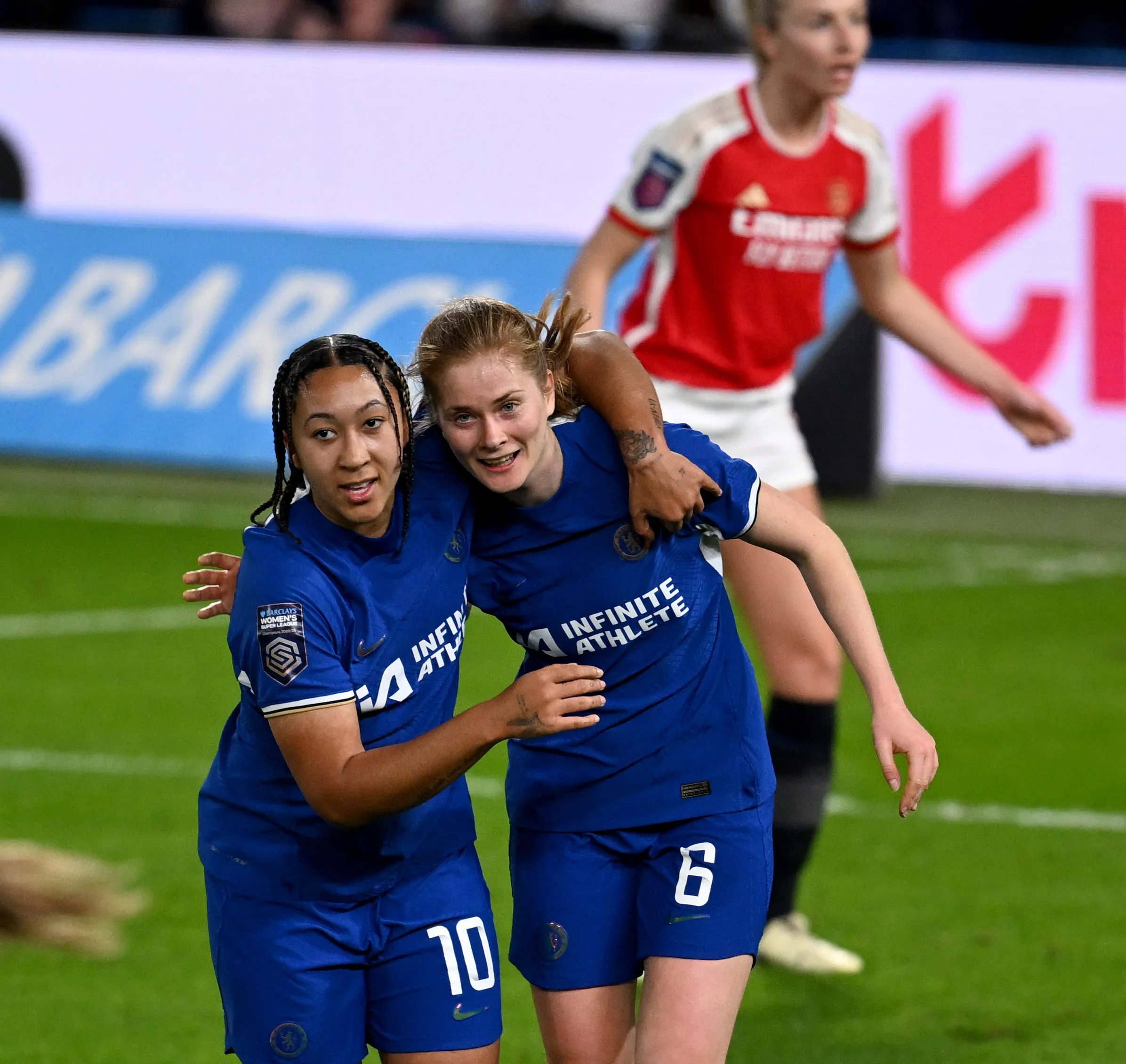 Lauren James und Sjoeke Nusken erzielten die drei Tore von Chelsea in der ersten Halbzeit