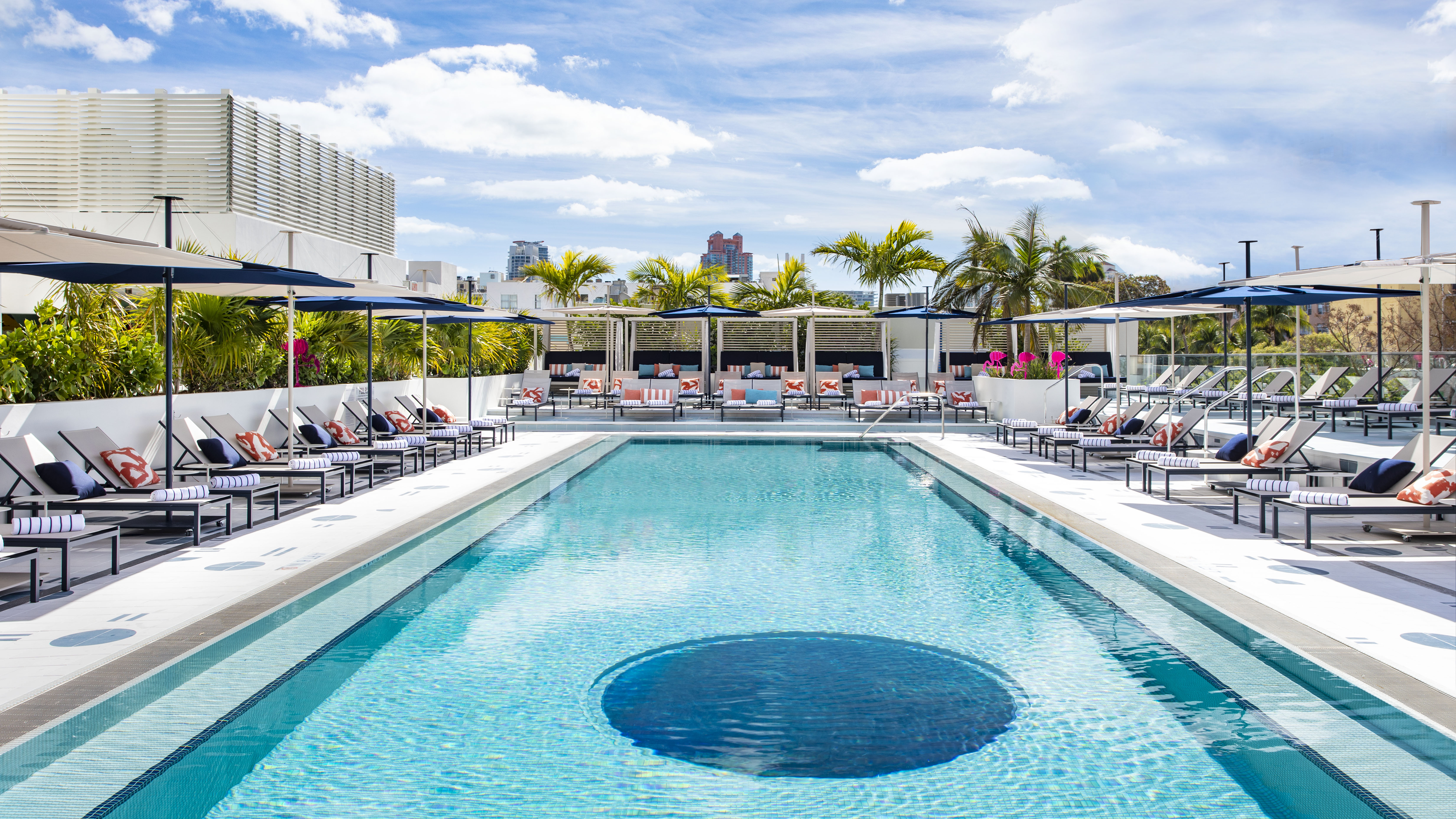 Das Moxy Hotel in Miami verfügt über einen Pool und eine Bar auf dem Dach