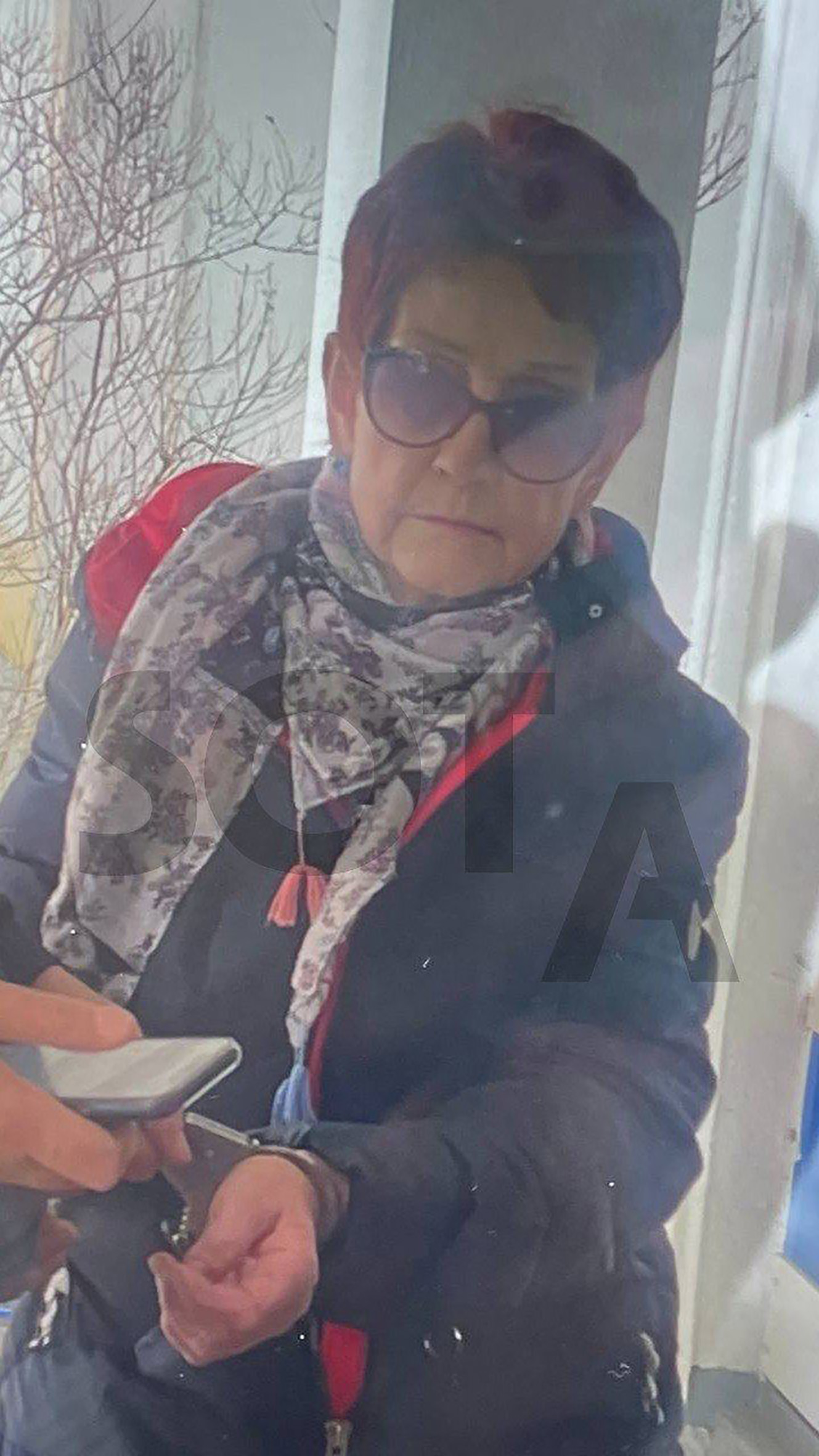 Eine ältere Frau wird festgenommen, nachdem sie dabei erwischt wurde, wie sie eine von Putins Wahlurnen in Brand steckte