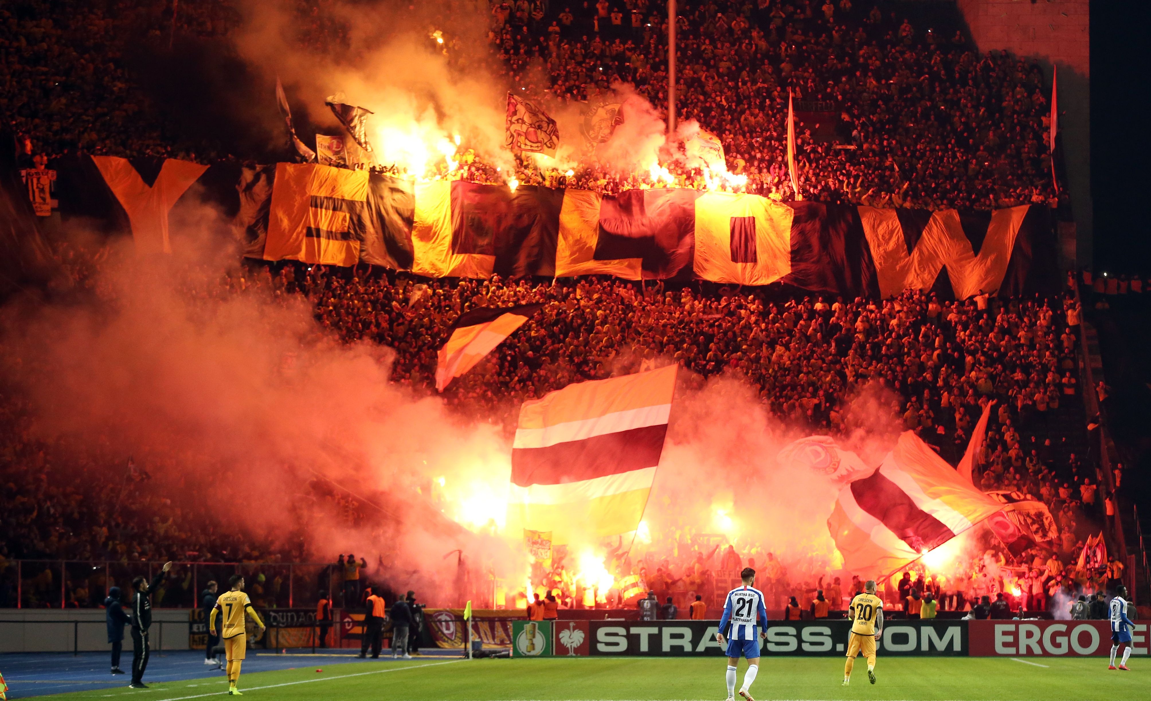 Fackeln in der Menge während eines Aufeinandertreffens zwischen Hertha BSC Berlin und SG Dynamo Dresden