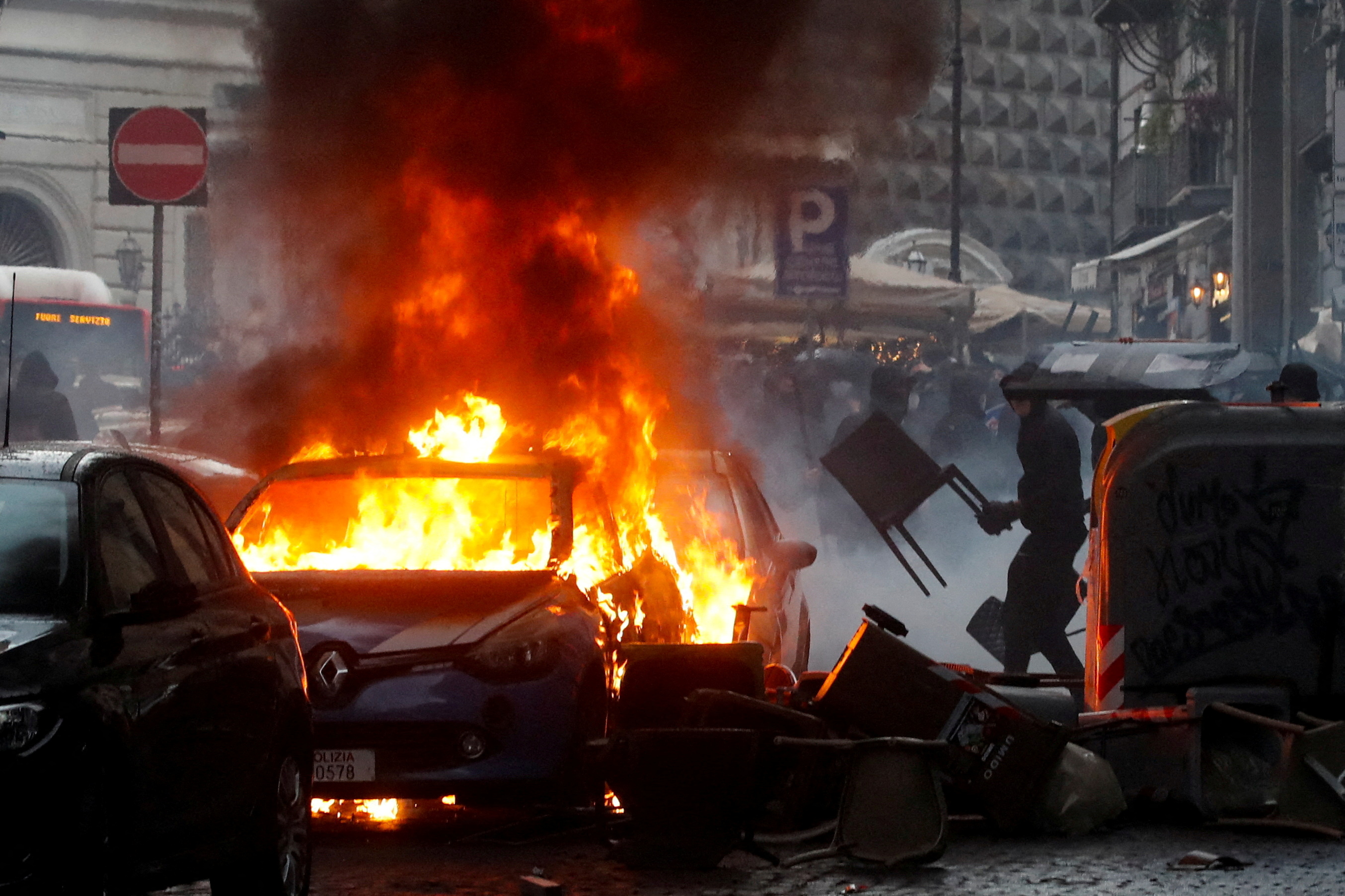 In Neapel ist ein Polizeiauto von randalierenden Eintracht-Frankfurt-Fans in Brand gesteckt worden