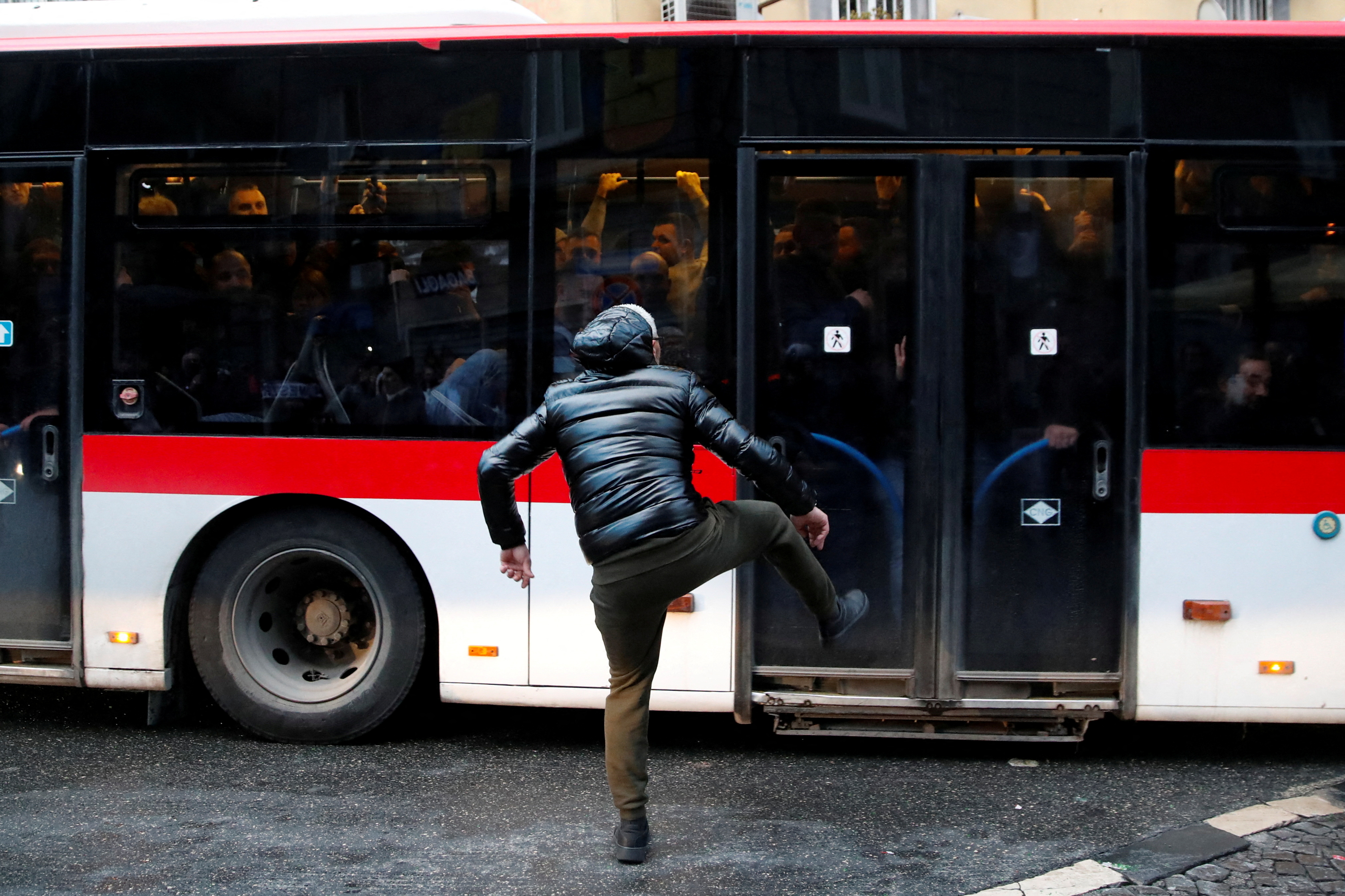 Ein Eintracht-Frankfurter-Job tritt in Neapel gegen einen Bus