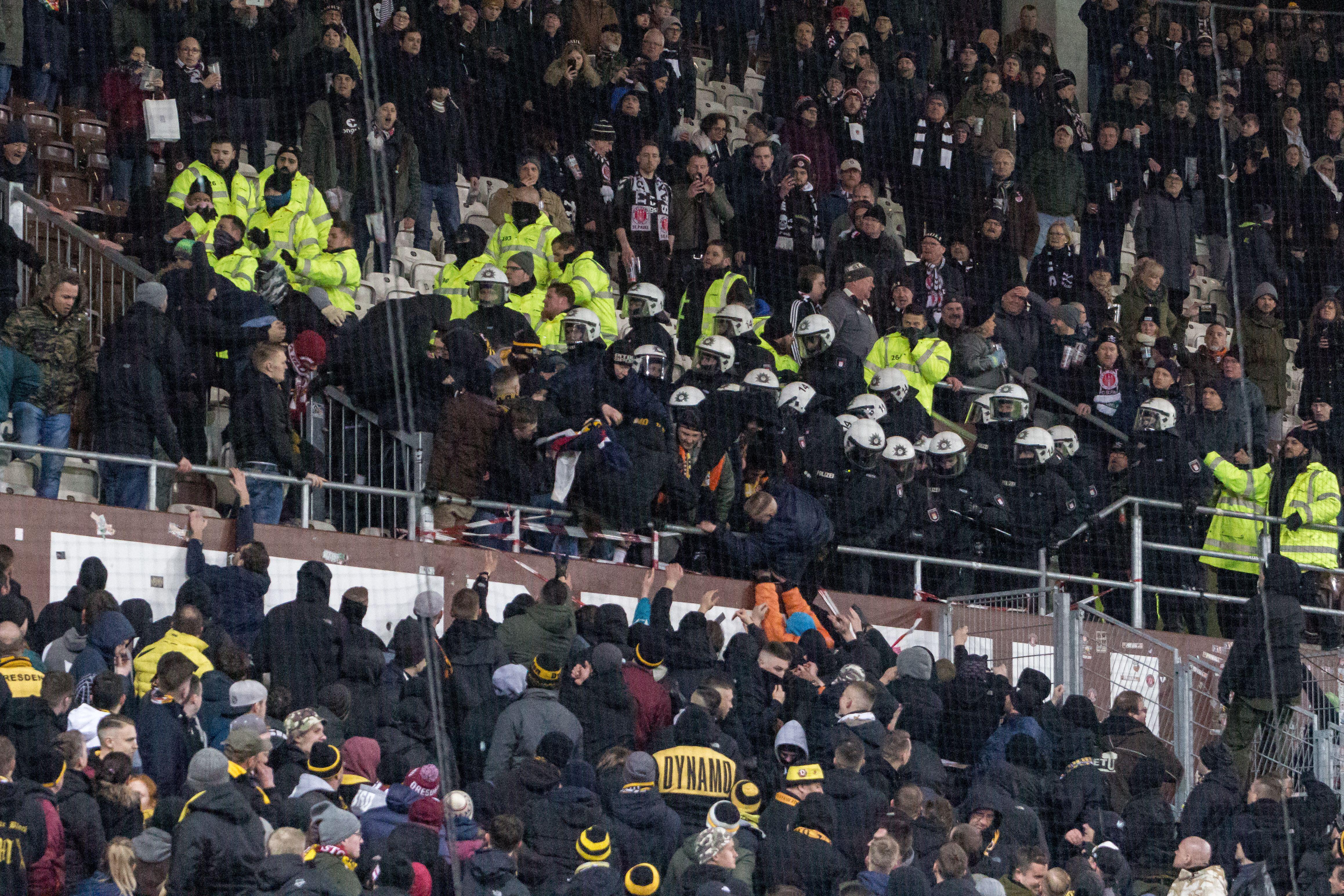 Polizei löst Schlägerei zwischen Dynamo Dresden- und St. Pauli-Fans auf