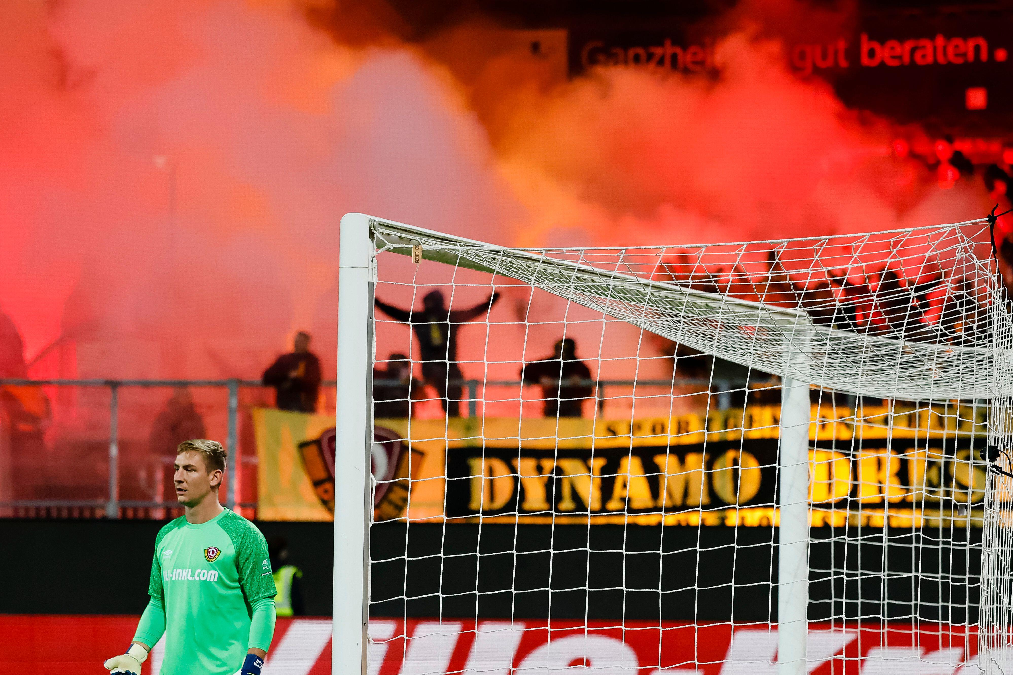 Dynamo-Fans zündeten Pyrotechnik hinter Dresdens Torhüter Kevin Broll