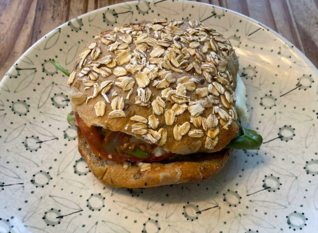 Panera-Avocado-Eiweiß-Sandwich auf einem bedruckten Teller. 
