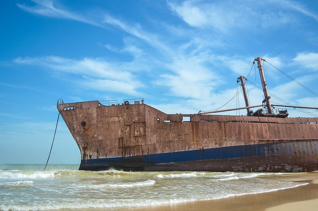 Die rostenden Schiffsrumpfe hinterlassen giftige Farbe, Öl und Rost in der Bucht