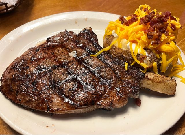Ribeye-Steak mit Knochen im Texas Steakhouse